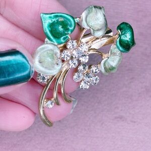 687. Vintage Enamel Green and Goldtone Leaf Brooch